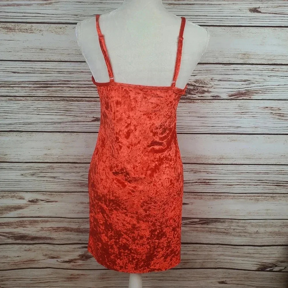 Juicy by Juicy Couture L-XL Firey Red Crushed Velvet 2-Pc Robe & Matching Gown - Picture 5 of 12